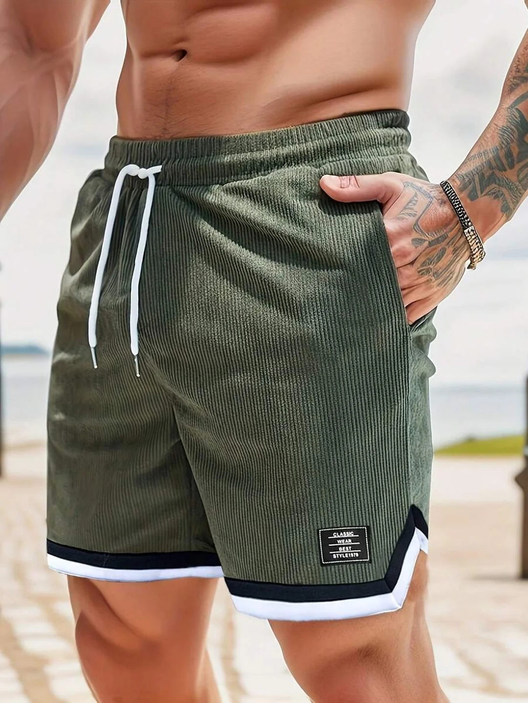 Hombre con la pantaloneta Style 1979 en verde militar.
